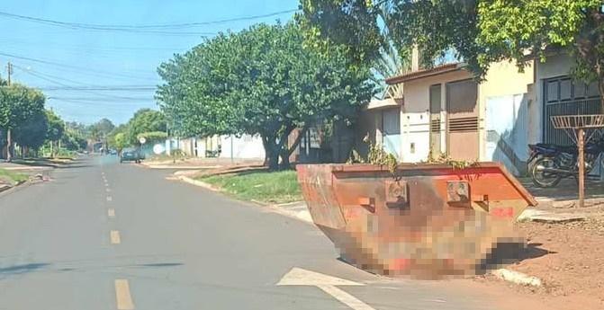 Perigo à vista (ou não): moradores denunciam caçambas sem sinalização em rua de Três Lagoas e temem acidentes graves