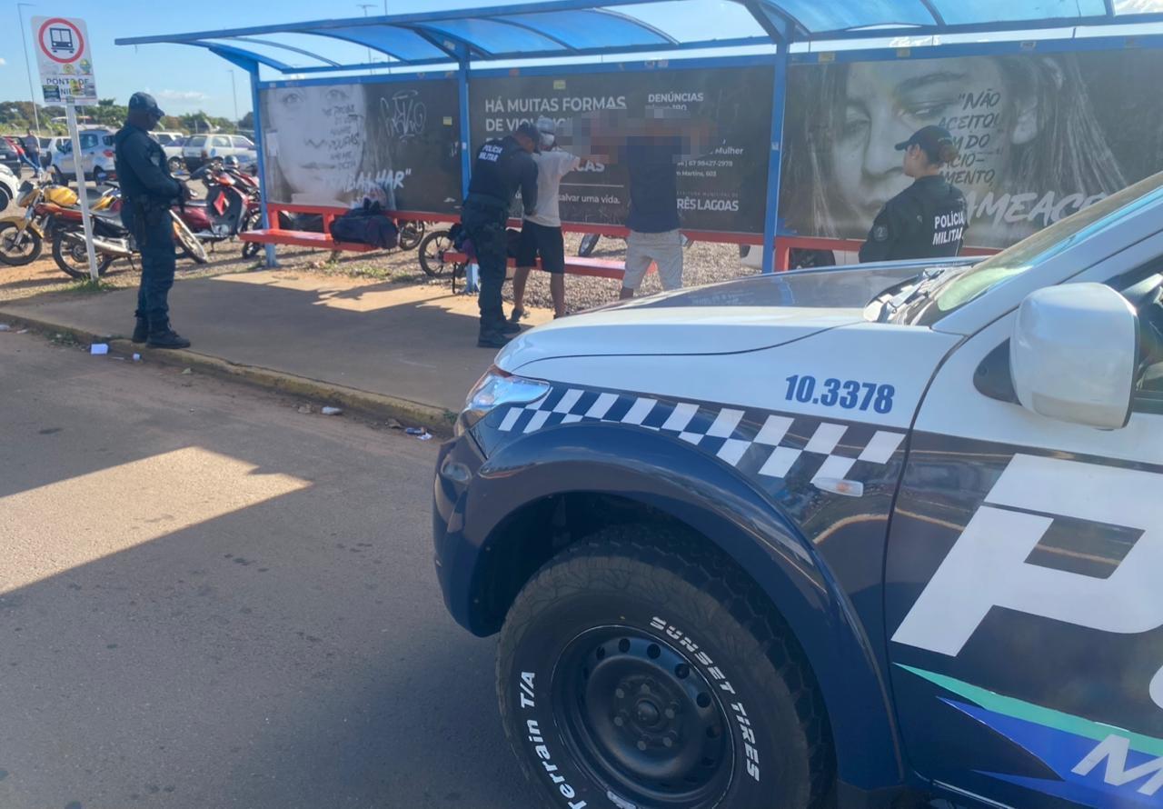 PM atua rápido após denúncia de perturbação em ponto de ônibus e aborda dupla em frente ao shopping de Três Lagoas