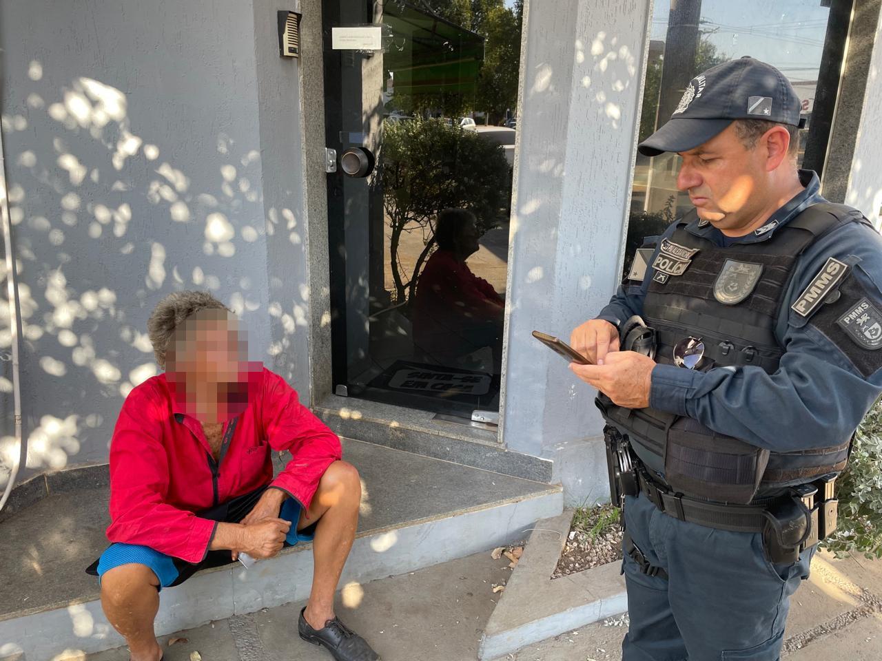 PM salva idoso alcoolizado que se jogava na frente de carros em avenida movimentada de Três Lagoas