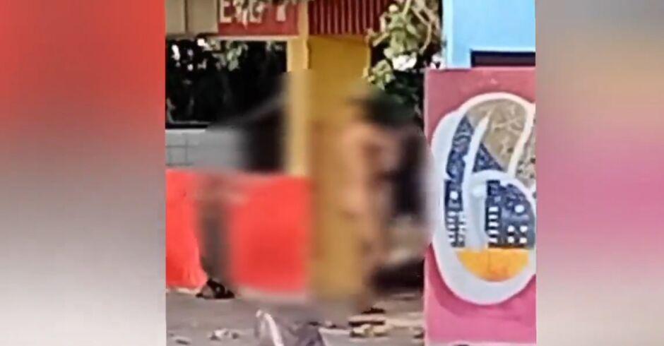 Tranquilo, morador de rua toma banho ao ar livre na Praça dos Imigrantes  em Campo Grande Tranquilo, morador de rua toma banho ao ar livre na Praça dos Imigrantes  em Campo Grande