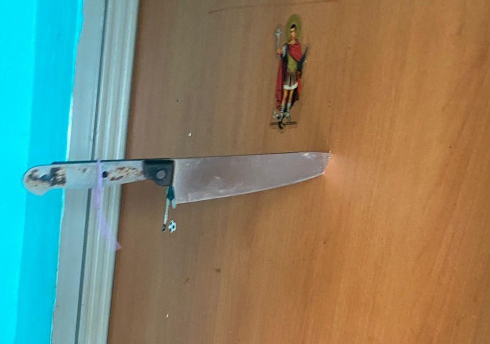 “Vou macetar a cabeça dele”: homem crava faca em porta e ameaça matar a família no Novo Oeste em Três Lagoas