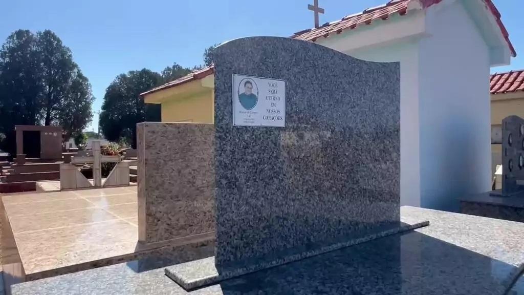 Vandalismo no túmulo do radialista Romeu de Campos Júnior é crime e será investigado: “Não vamos permitir esse desrespeito”, diz família