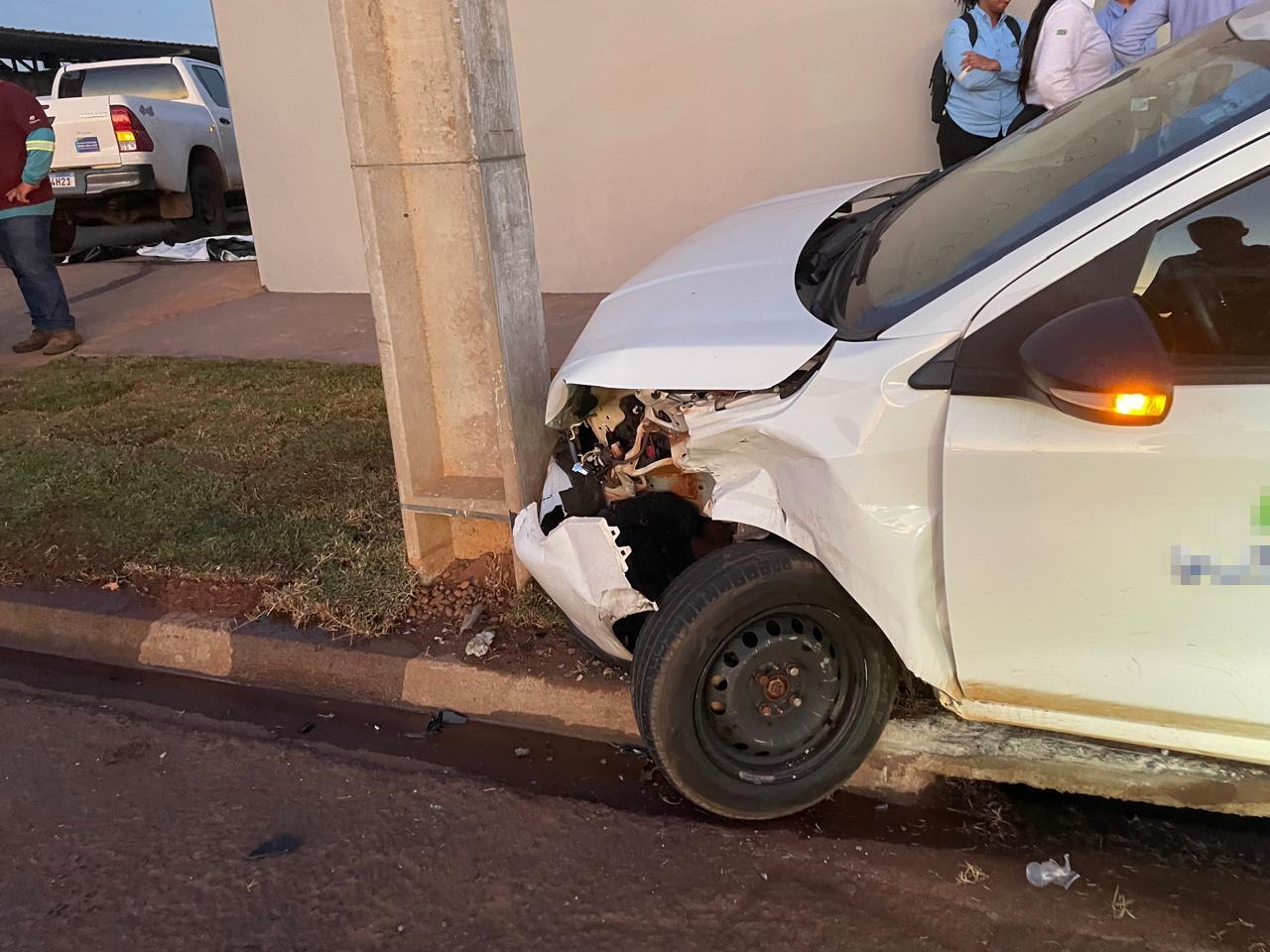 Veja o vídeo: Carro atinge poste após colisão e causa lentidão no trânsito em Três Lagoas