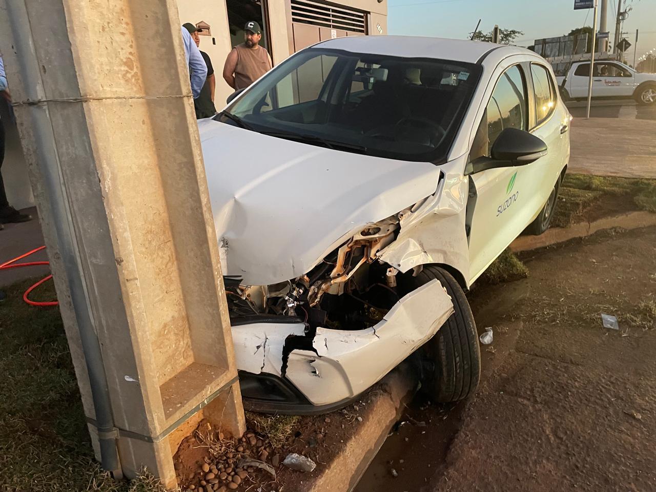 Veja o vídeo: Carro atinge poste após colisão e causa lentidão no trânsito em Três Lagoas