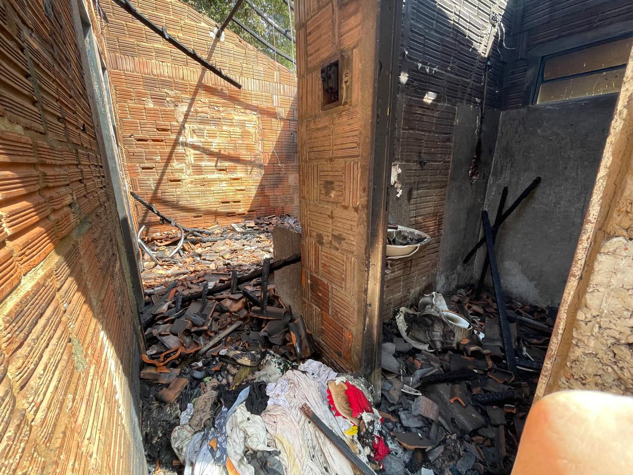 Incêndio por vingança: homem é acusado de atear fogo em casa após ser cobrado por dívida de perfumes em Três Lagoas