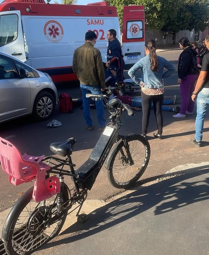 Ciclista em bicicleta elétrica ignora sinal de “pare” e é atingido por carro em Três Lagoas