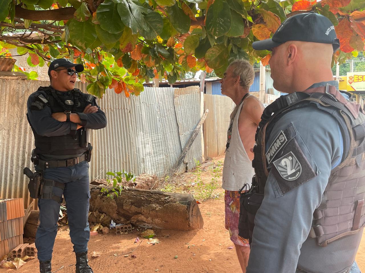  “Dentro do Litro”: Após tomar três “corotes de pinga”, idoso vai na casa do vizinho e agride homem por causa de cachorros em Três Lagoas