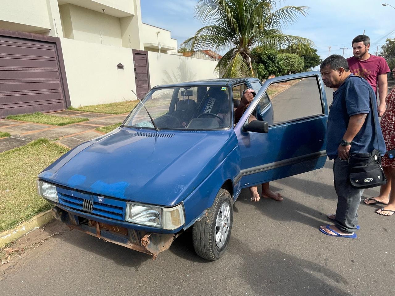  Bêbado bate em poste, atropela motociclista, foge e volta para buscar o para-choque do carro e acaba preso em Três Lagoas 