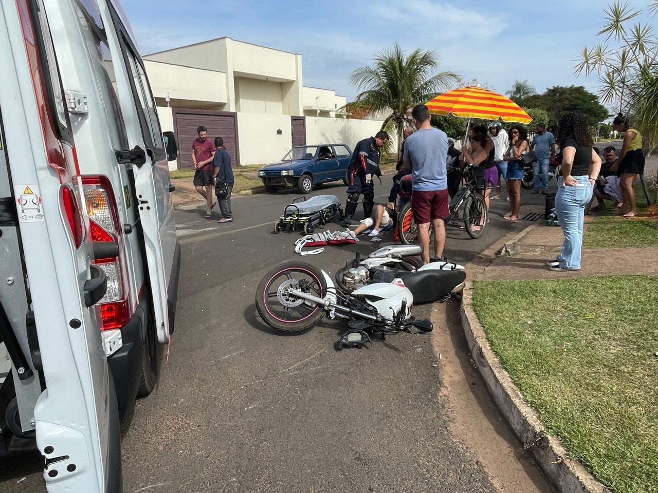  Bêbado bate em poste, atropela motociclista, foge e volta para buscar o para-choque do carro e acaba preso em Três Lagoas 