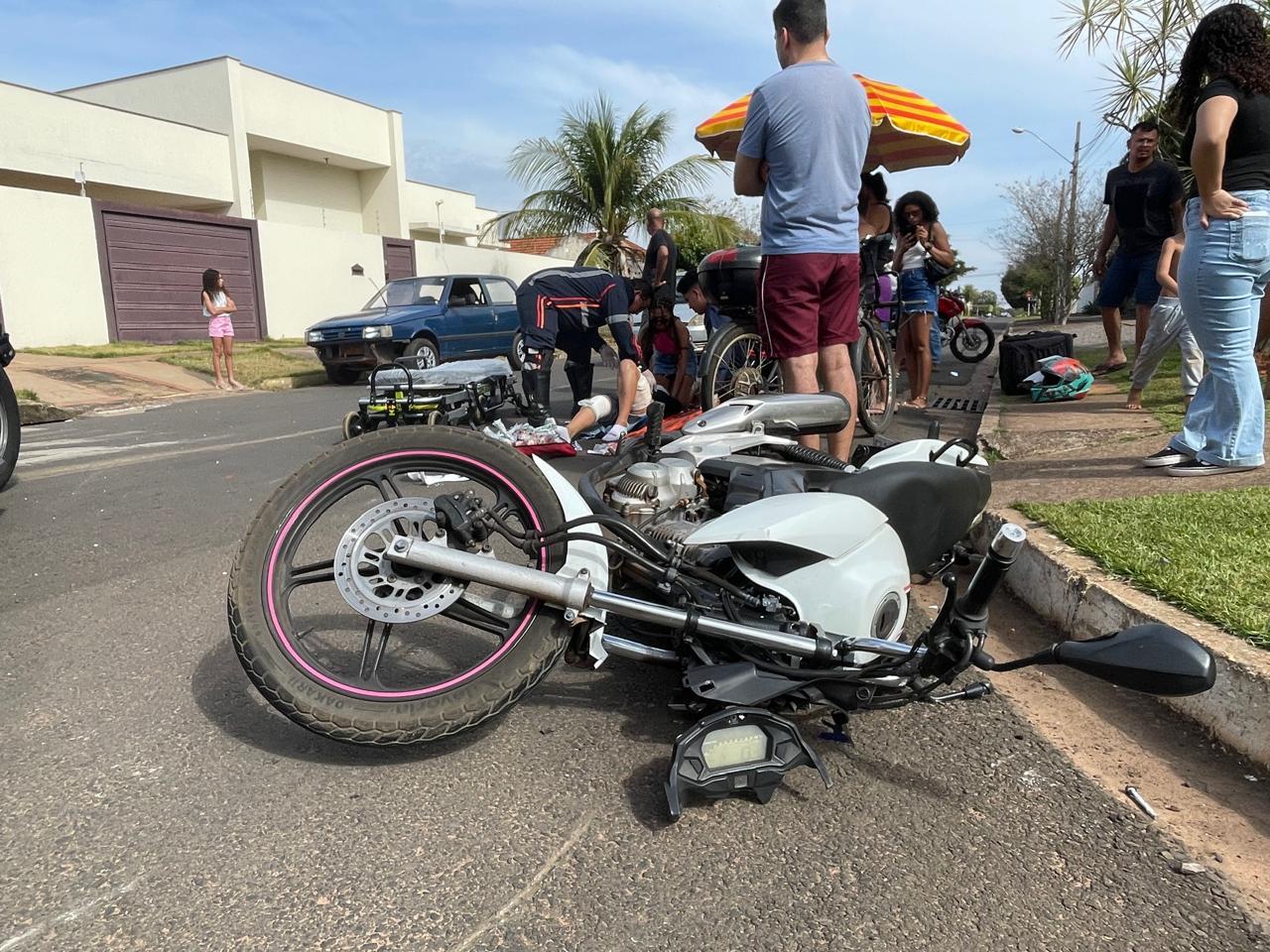  Bêbado bate em poste, atropela motociclista, foge e volta para buscar o para-choque do carro e acaba preso em Três Lagoas 