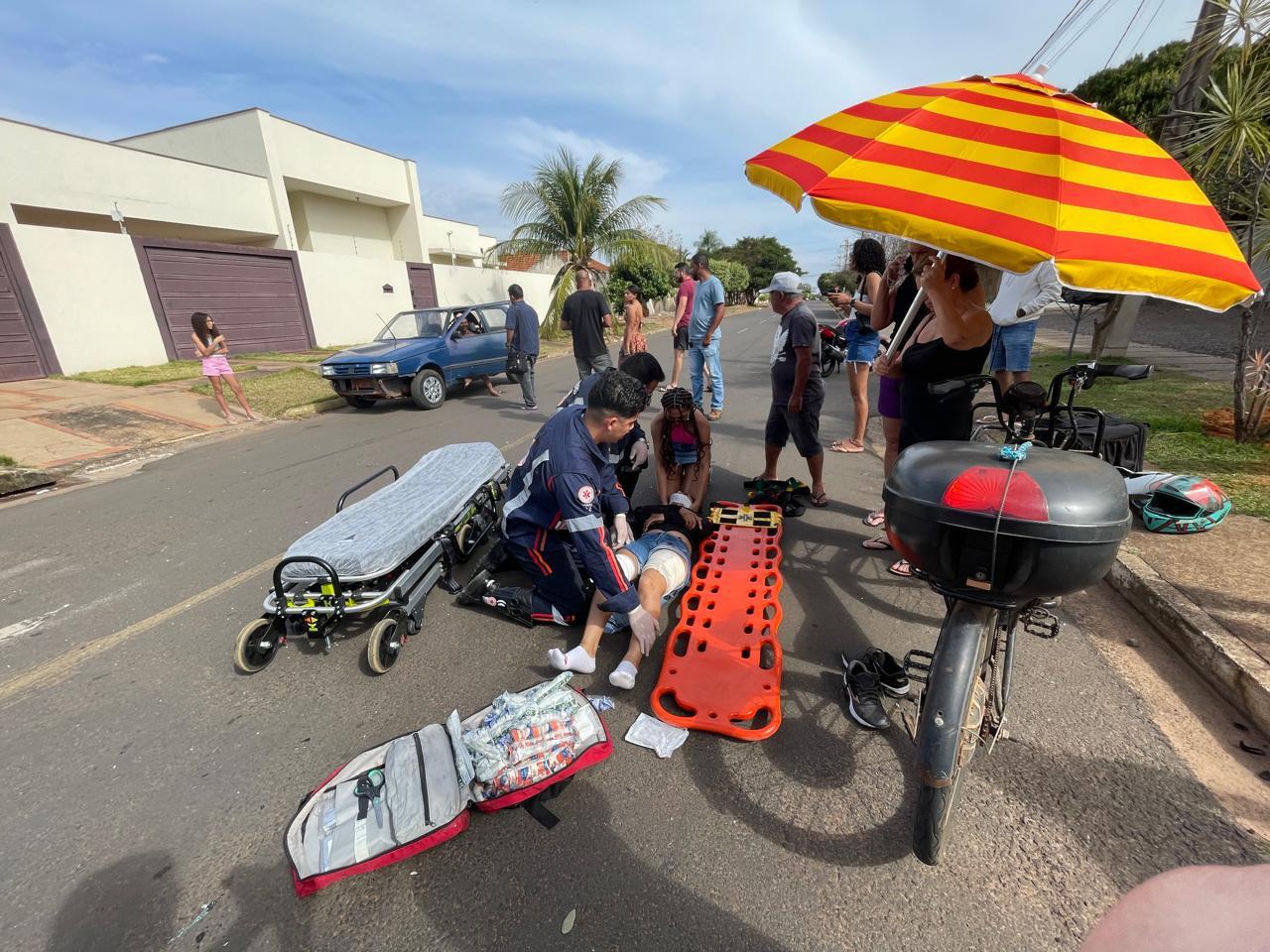  Bêbado bate em poste, atropela motociclista, foge e volta para buscar o para-choque do carro e acaba preso em Três Lagoas 
