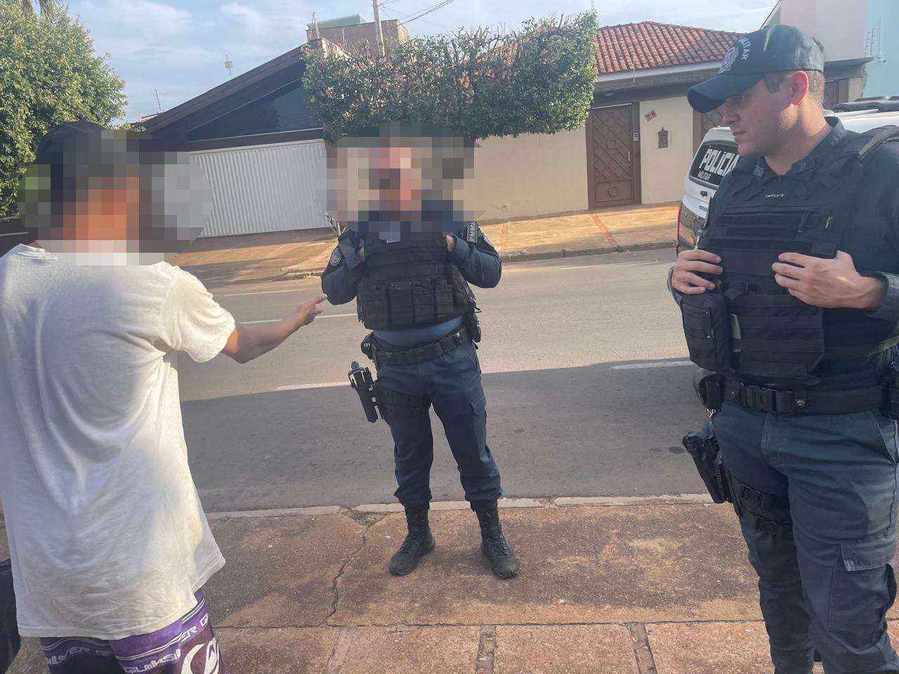 Confusão etílica: bêbado invade empresa achando que era sua casa em Três Lagoas Confusão etílica: bêbado invade empresa achando que era sua casa em Três Lagoas