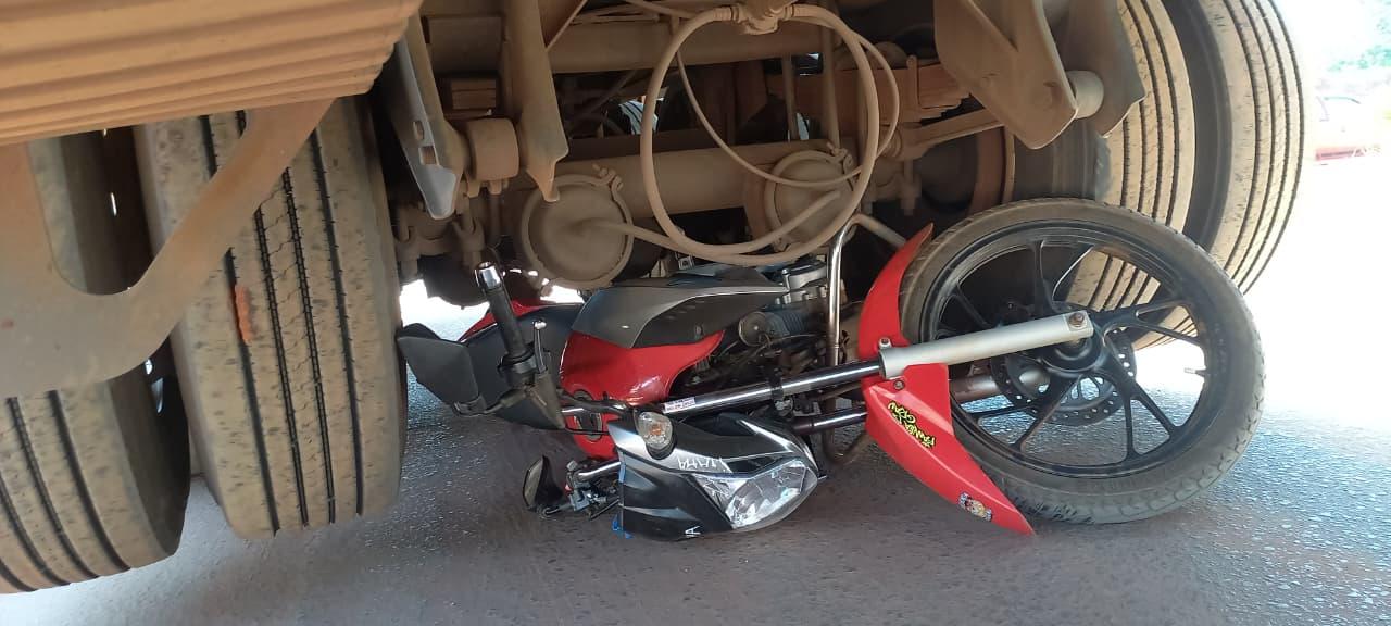 Motociclista ‘nasce de novo’ após moto parar debaixo de carreta em acidente no Jardim Maristela