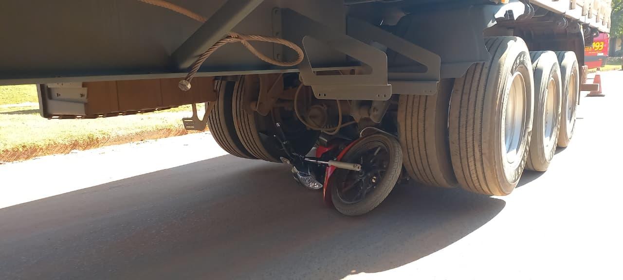 Motociclista ‘nasce de novo’ após moto parar debaixo de carreta em acidente no Jardim Maristela
