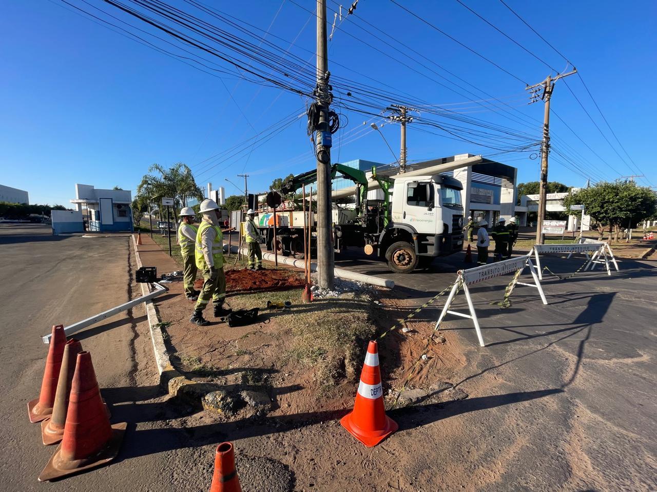 Caminhão bate em poste e causa interdição por horas entre a Avenida Ranulpho Marques Leal e o Distrito Industrial, em Três Lagoas