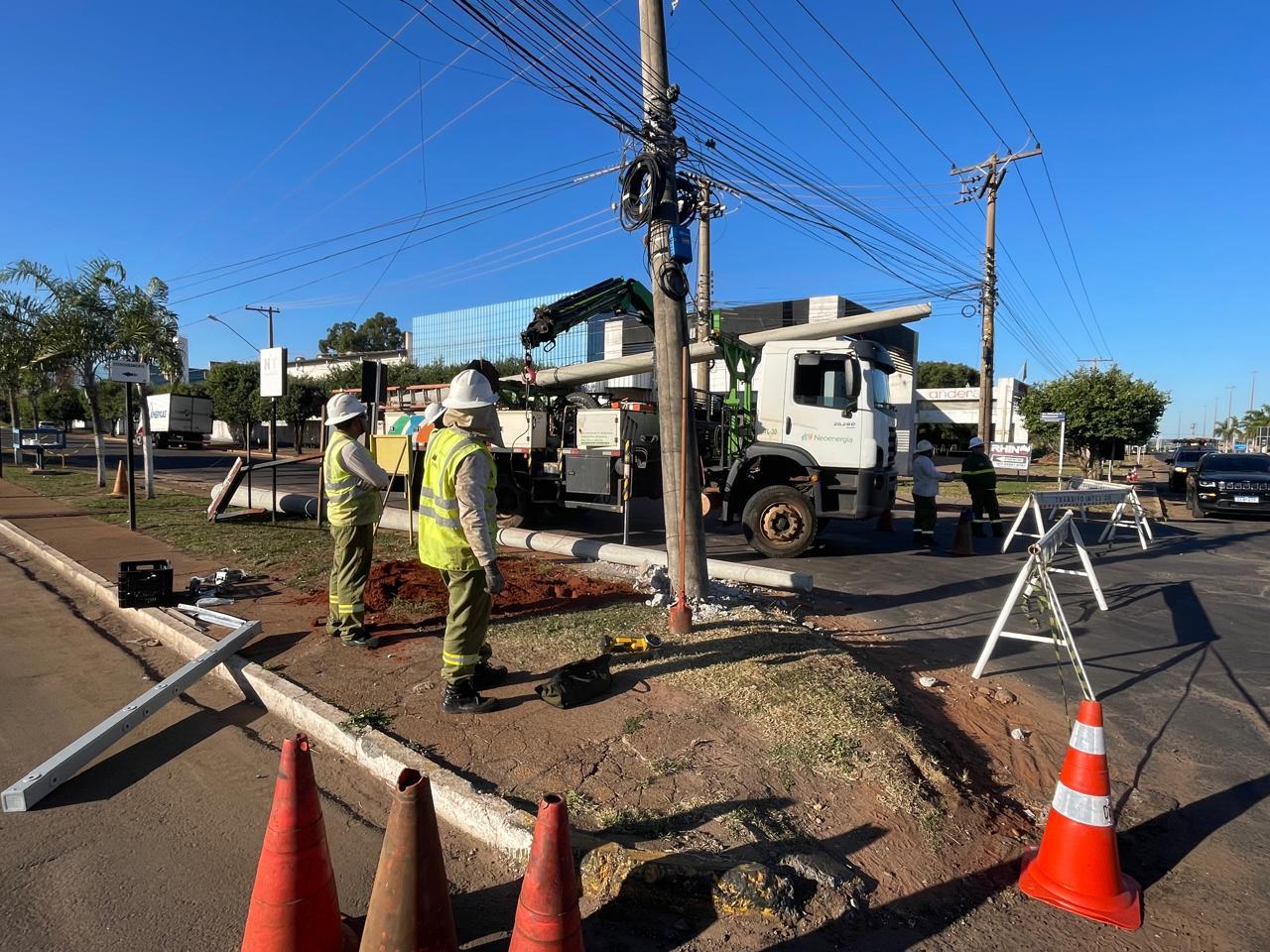 Caminhão bate em poste e causa interdição por horas entre a Avenida Ranulpho Marques Leal e o Distrito Industrial, em Três Lagoas