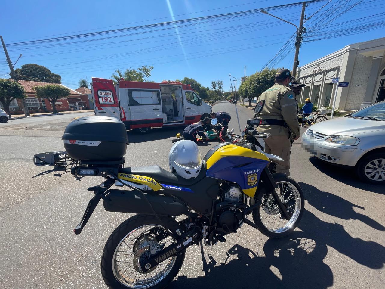Acidente de trânsito entre bicicleta e carro deixa mulher ferida no Centro de Três Lagoas 
