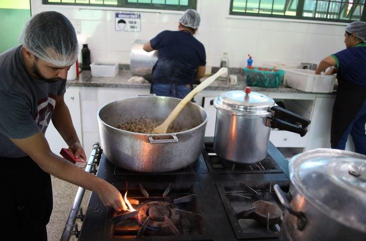 Seis escolas estaduais de Três Lagoas recebem gás natural encanado e abandonam uso de botijões Seis escolas estaduais de Três Lagoas recebem gás natural encanado e abandonam uso de botijões