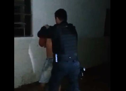  Ladrão que saiu neste mês do presídio, é preso após se esconder em forro de residência ao tentar furtar fios