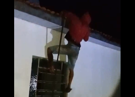  Ladrão que saiu neste mês do presídio, é preso após se esconder em forro de residência ao tentar furtar fios