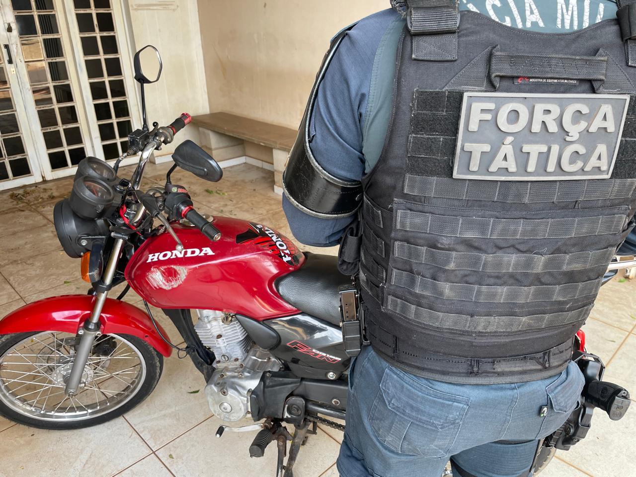 “Deu Ruim”: Empinou moto, furou sinal vermelho e terminou preso pela Força Tática em Três Lagoas “Deu Ruim”: Empinou moto, furou sinal vermelho e terminou preso pela Força Tática em Três Lagoas