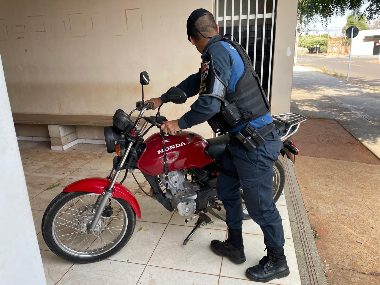 “Deu Ruim”: Empinou moto, furou sinal vermelho e terminou preso pela Força Tática em Três Lagoas “Deu Ruim”: Empinou moto, furou sinal vermelho e terminou preso pela Força Tática em Três Lagoas