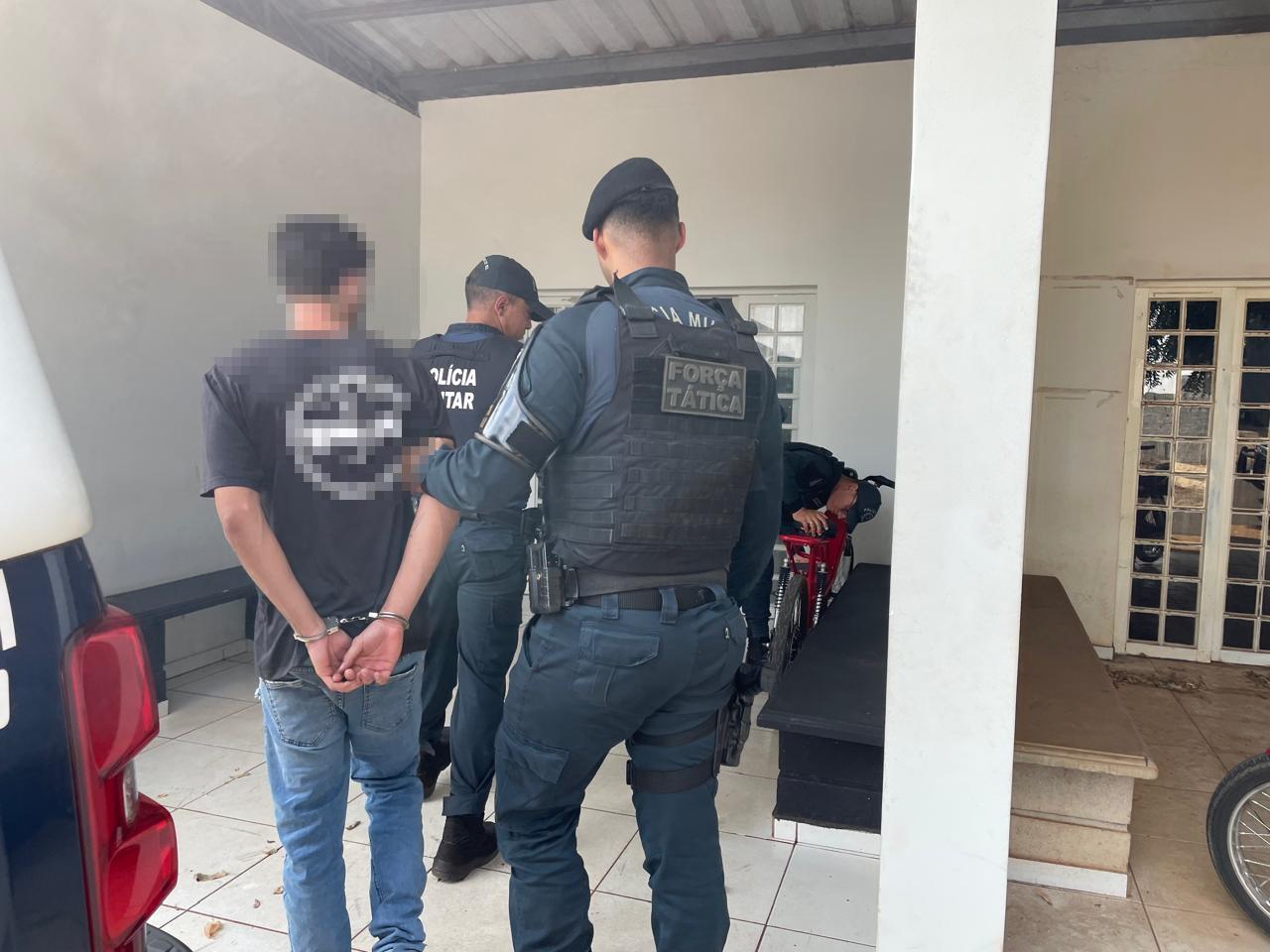 “Deu Ruim”: Empinou moto, furou sinal vermelho e terminou preso pela Força Tática em Três Lagoas “Deu Ruim”: Empinou moto, furou sinal vermelho e terminou preso pela Força Tática em Três Lagoas