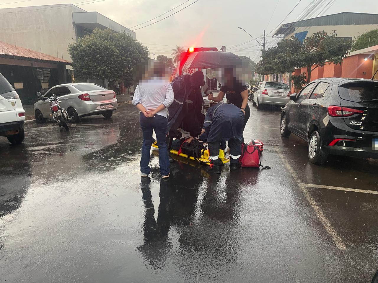 Motociclista tenta desviar de carros e sofre acidente no Centro de Três Lagoas Motociclista tenta desviar de carros e sofre acidente no Centro de Três Lagoas