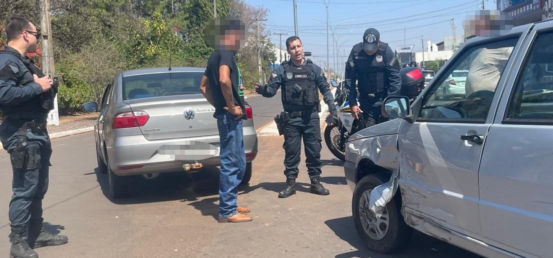 Motorista de Inocência causa acidente ao tentar acessar rua no bairro Santos Dumont Motorista de Inocência causa acidente ao tentar acessar rua no bairro Santos Dumont