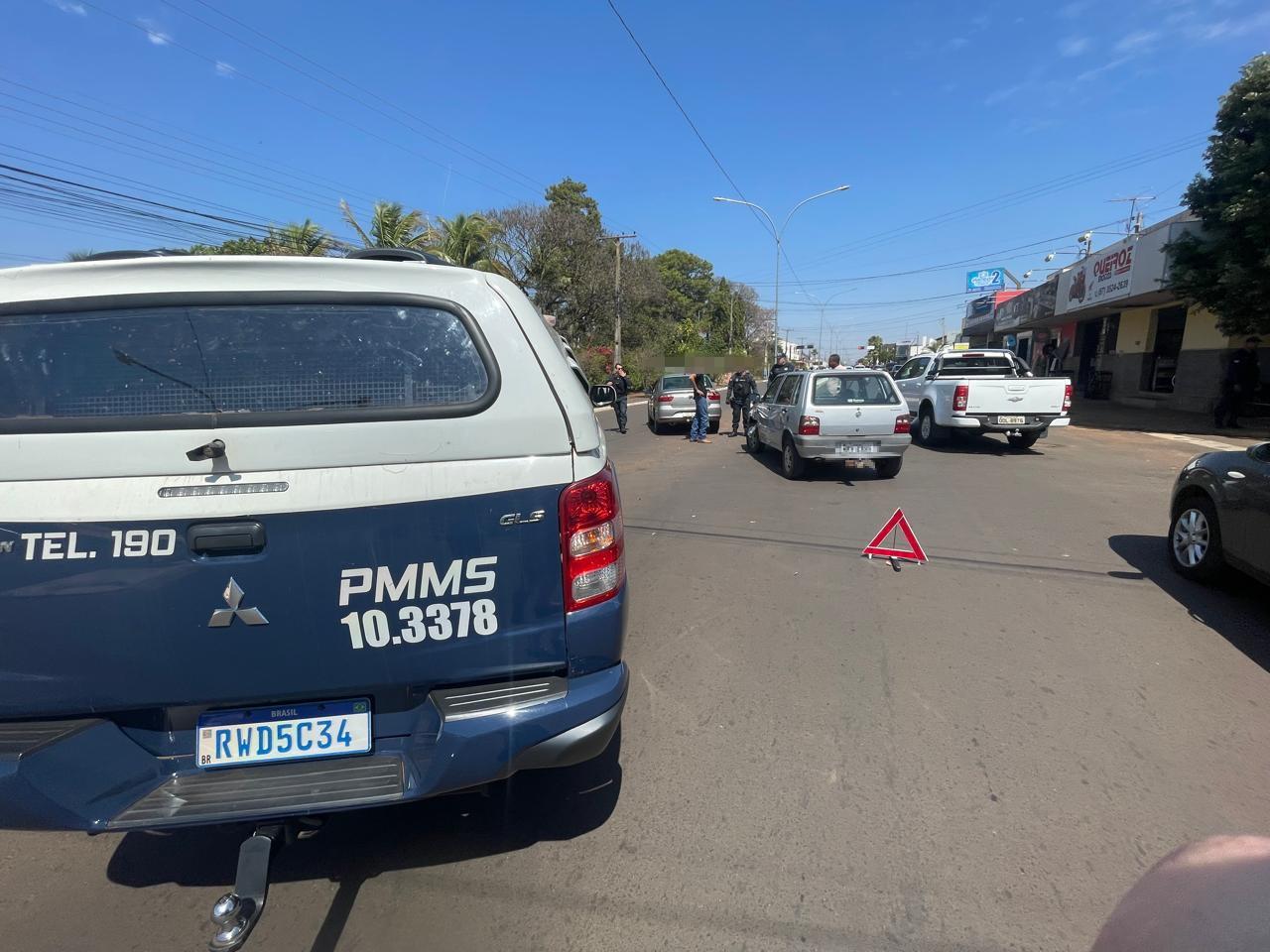 Motorista de Inocência causa acidente ao tentar acessar rua no bairro Santos Dumont Motorista de Inocência causa acidente ao tentar acessar rua no bairro Santos Dumont