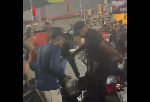 Internauta flagra briga generalizada no 1º dia da Festa do Folclore em Três Lagoas; vídeo viraliza nas redes sociais Internauta flagra briga generalizada no 1º dia da Festa do Folclore em Três Lagoas; vídeo viraliza nas redes sociais