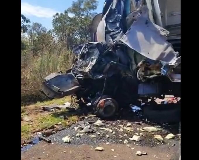 Tragédia na BR-262: Acidente entre carreta e caminhão mata duas pessoas na estrada conhecida como “rodovia da morte” Tragédia na BR-262: Acidente entre carreta e caminhão mata duas pessoas na estrada conhecida como “rodovia da morte”