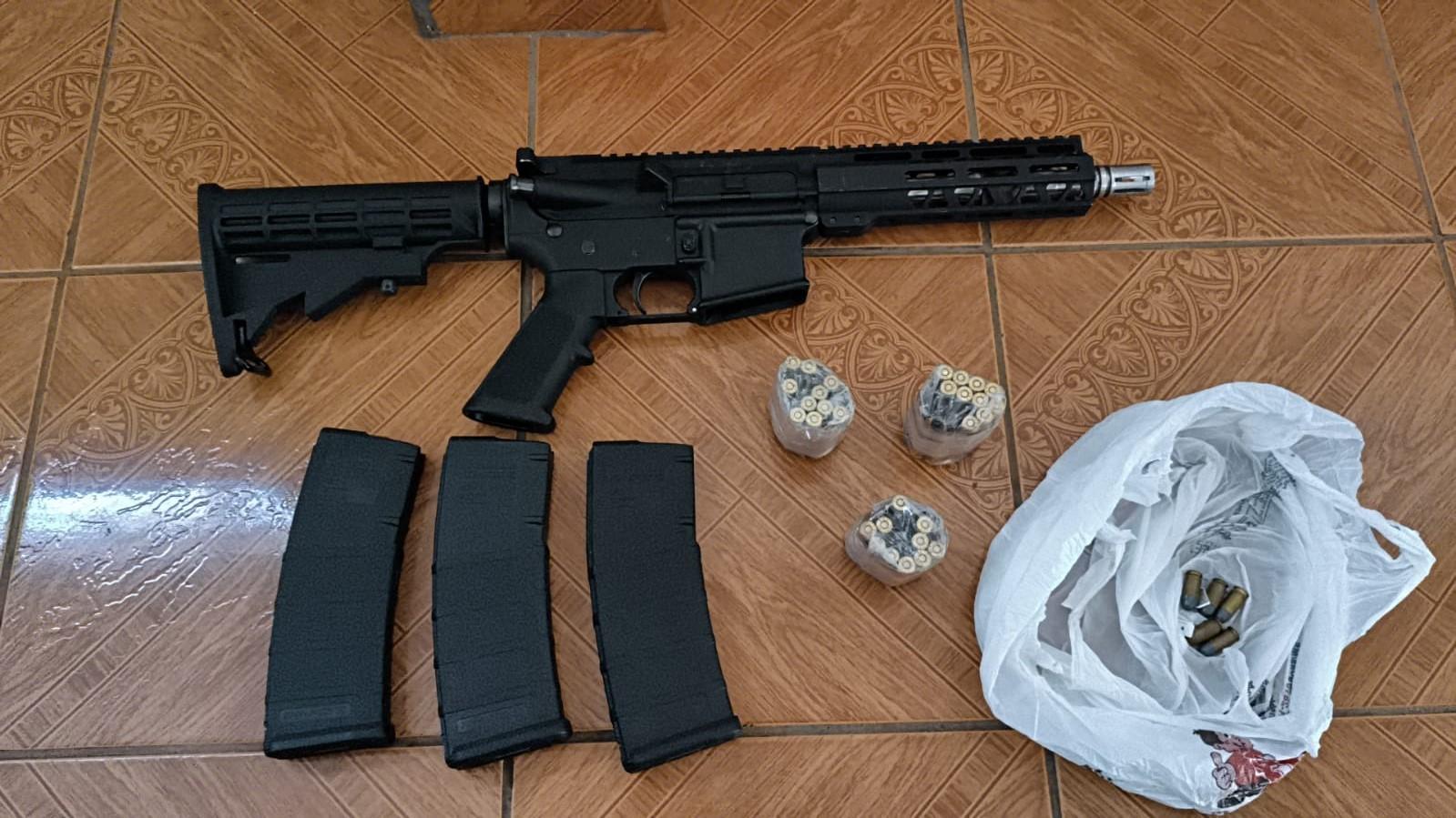 Homem em posse de fuzil, carregadores e 150 munições é preso no bairro Vila Nova em Três Lagoas Homem em posse de fuzil, carregadores e 150 munições é preso no bairro Vila Nova em Três Lagoas