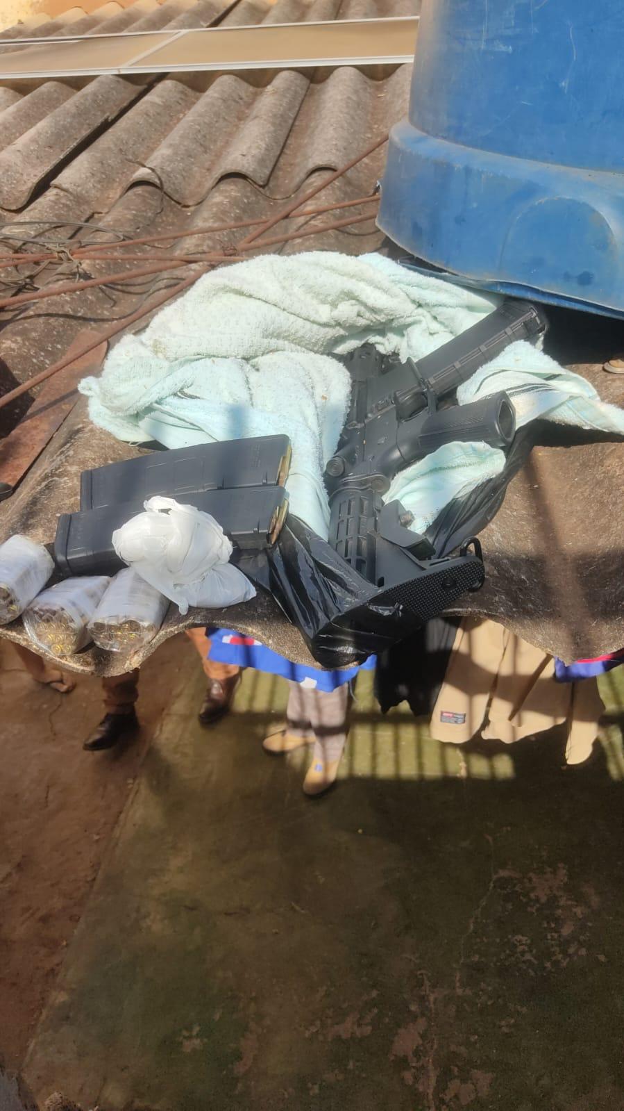 Homem em posse de fuzil, carregadores e 150 munições é preso no bairro Vila Nova em Três Lagoas Homem em posse de fuzil, carregadores e 150 munições é preso no bairro Vila Nova em Três Lagoas