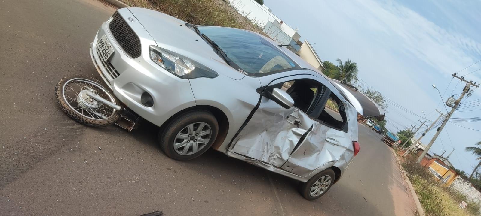 Acidente grave no bairro Vila Alegre: motociclista sofre fratura após colisão com carro em cruzamento