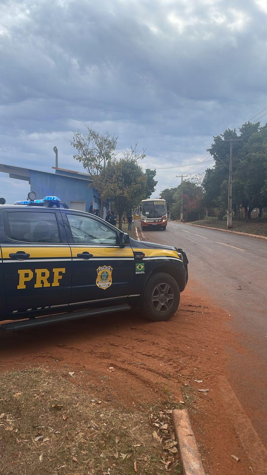 Risco na Zona Rural: PRF flagra 7 ônibus escolares irregulares na BR-262 em Três Lagoas Risco na Zona Rural: PRF flagra 7 ônibus escolares irregulares na BR-262 em Três Lagoas