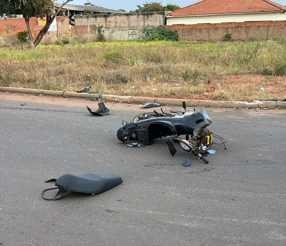 Acidente grave no bairro Vila Alegre: motociclista sofre fratura após colisão com carro em cruzamento