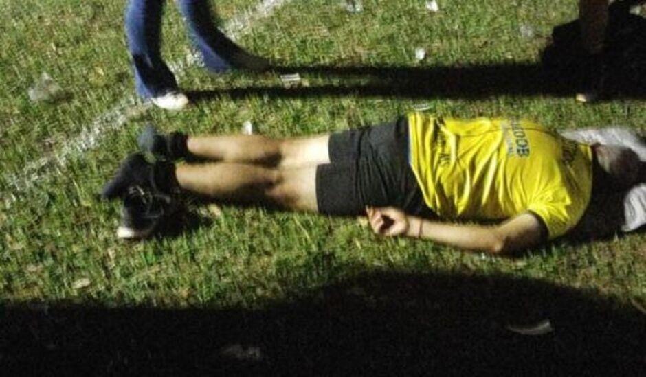 Árbitro é agredido com Árbitro é agredido com 'voadora' e fica inconsciente durante partida de futebol em Naviraí-MS