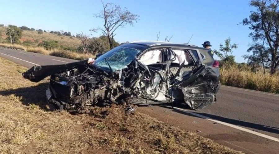Batida entre carro e caminhão deixa três feridos na BR-267, em Bataguassu-MS