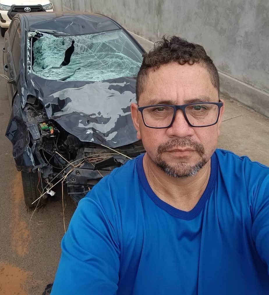 Boi invade pista e destrói carro de motorista conhecido por ajudar doentes em Três Lagoas Boi invade pista e destrói carro de motorista conhecido por ajudar doentes em Três Lagoas