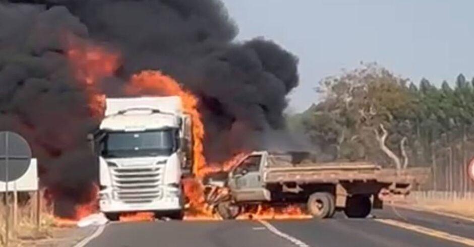 Caminhão-tanque e caminhonete pegam fogo na MS-377, em Inocência  