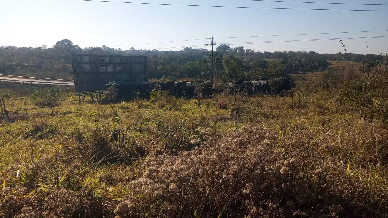 Caminhoneiro fica preso nas ferragens de carreta tombada na BR-163 em Jaraguari