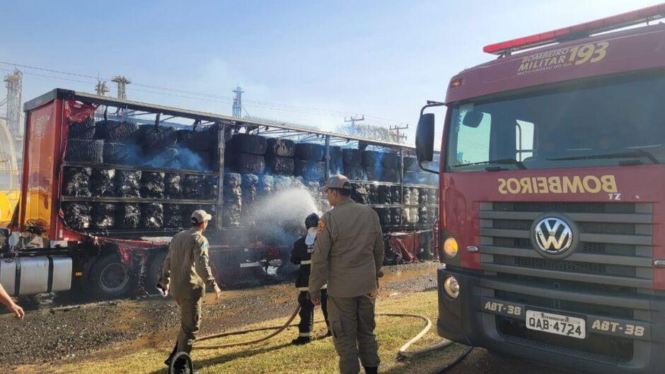 Carreta carregada de pluma pega fogo em Chapadão do Sul-MS