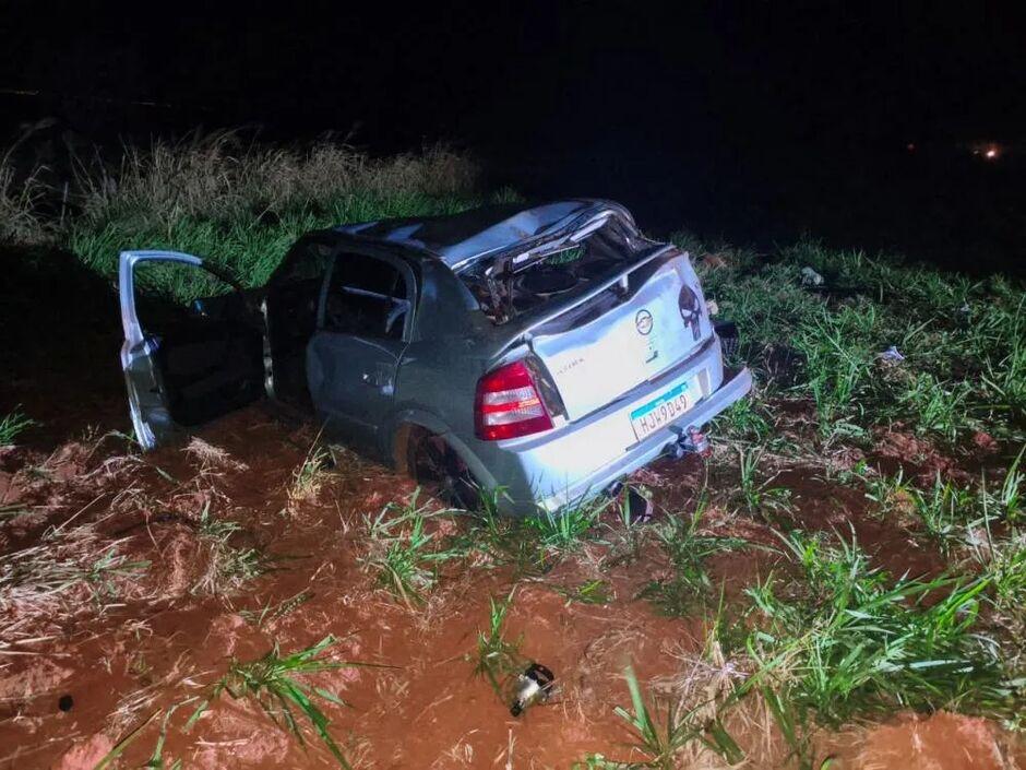 Carro capota após tentativa de ultrapassagem na MS-395, em Bataguassu  