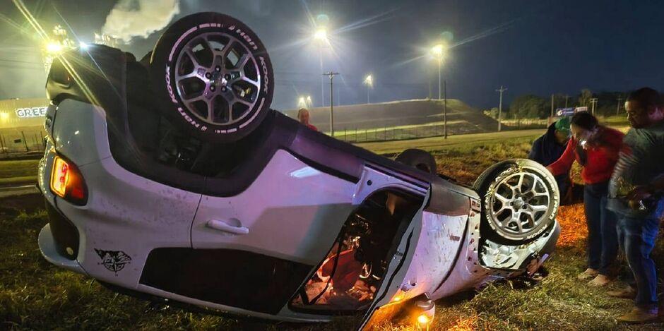 Carro capota e motorista fica ferido em Água Clara-MS Carro capota e motorista fica ferido em Água Clara-MS