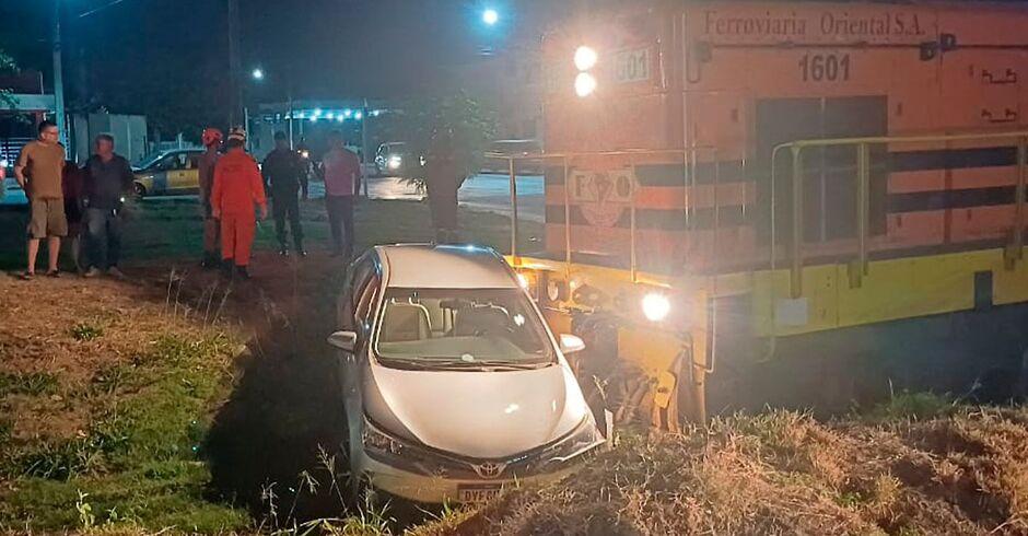 Carro é arrastado por trem após colisão na linha férrea em Corumbá-MS