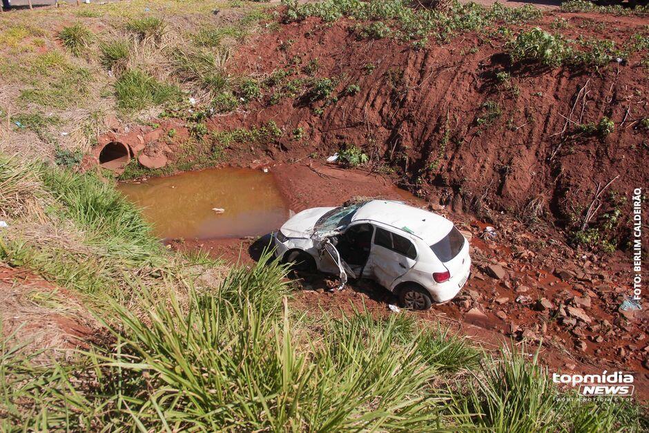 Carro é jogado dentro de vala após batida na BR-163, em Campo Grande  