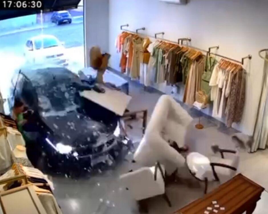 Carro invade loja e quase atropela mulheres em Sidrolândia-MS