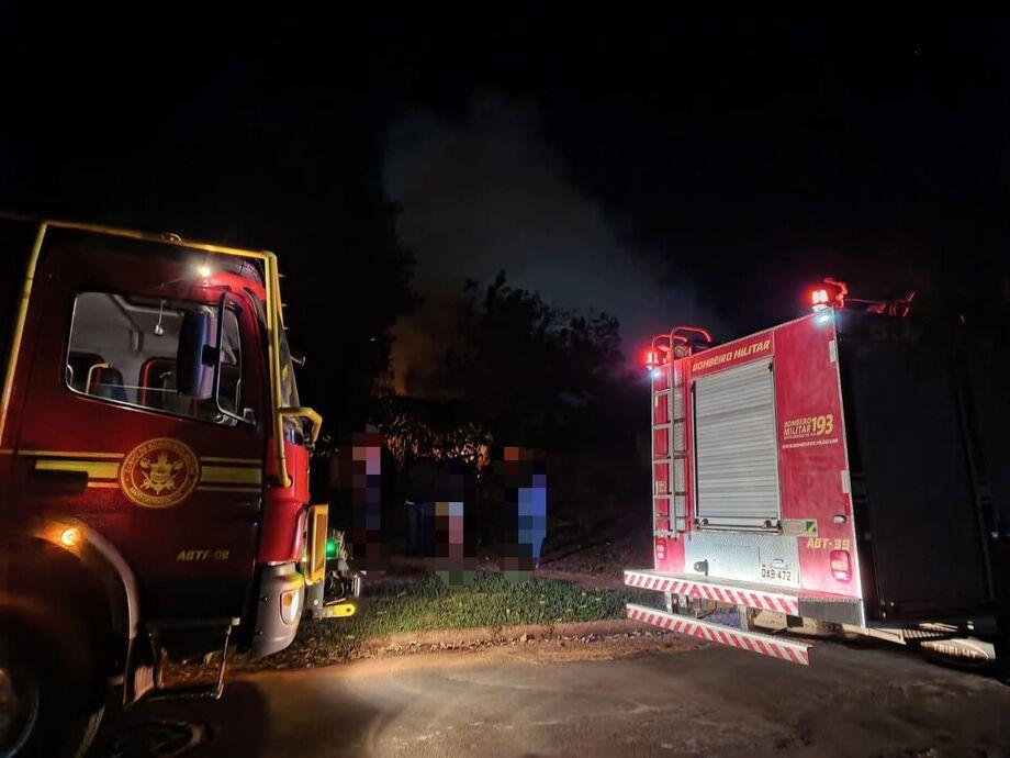 Carro pega fogo após motorista atropelar capivara e sair da pista na BR-419, em Anastácio-MS