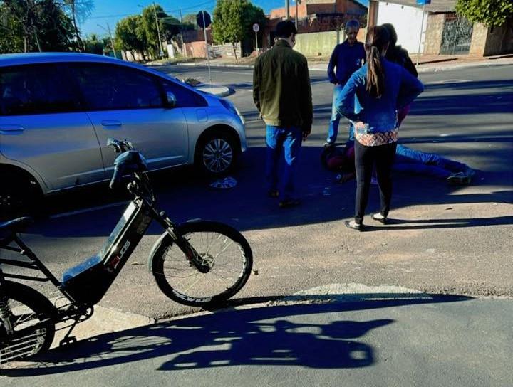 Ciclista em bicicleta elétrica ignora sinal de “pare” e é atingido por carro em Três Lagoas